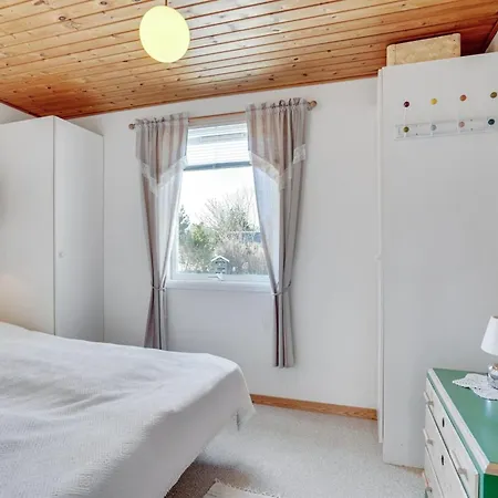 度假居 Ingebritt - 1-5km From The Sea By Interhome